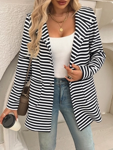 Dettaglio del cardigan a righe con cappuccio abbinato a top bianco e jeans
