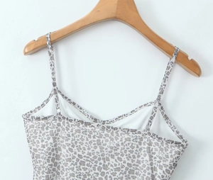 Nahaufnahme des Leopard-Camisole-Oberteils mit dünnen Trägern auf einem Holzbügel vor Weiß