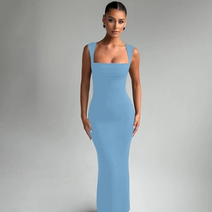 Détail de la robe longue bleu clair sans manches à col carré et coupe ajustée