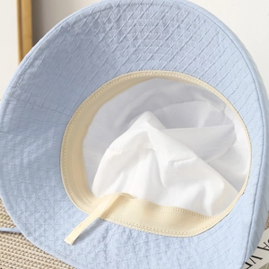 Vue détaillée de la doublure réglable et de la bande anti-sueur du chapeau bleu clair