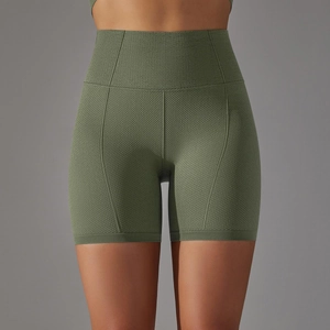 Dettaglio del tessuto a nido d'ape senza cuciture e vita alta degli shorts da yoga verdi