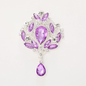 Spilla corona vintage argento con pietre viola a goccia e strass lucidi su bianco