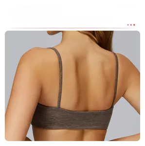 Dettaglio del reggiseno da yoga con schiena quadrata scoperta e spalline sottili