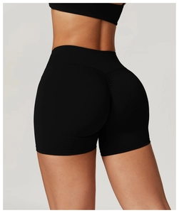 Détail du short de yoga noir à taille haute avec effet froncé et galbant à l'arrière