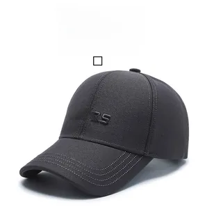 Dettaglio cappello baseball grigio scuro con logo noras e tripla cucitura bianca sulla visiera