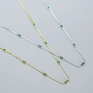 Luxurious S925 silver necklace featuring emerald green zircon in gold and silver finish