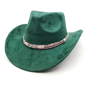 Détail d'un chapeau de cow-boy en daim vert foncé avec plume turquoise et bande