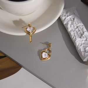 Orecchini in acciaio inossidabile dorato 18K con pendenti in zircone a forma di cuore