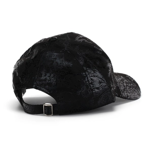 Dettaglio cappello baseball jacquard nero con trama in seta e fibbia in metallo