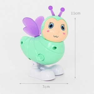 Détail montrant la hauteur 11cm et longueur 7cm de ce jouet insecte mécanique vert