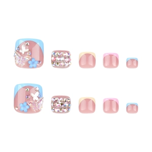 Faux ongles d'orteils français rose nude avec breloques papillon bleues et cristaux