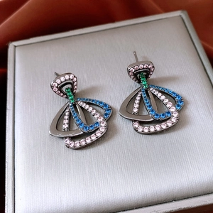 Gros plan de boucles d'oreilles vintage en forme d'éventail avec zircons colorés