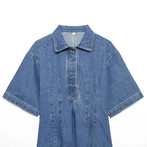 Modisches Jeans-Kurzarmshirt für Damen mit tailliertem Design in Denim-Blau