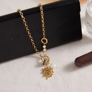 Collier pendentif soleil doré avec perles d'eau douce et cristaux sur une chaîne épaisse