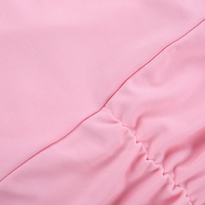 Détail du tissu rose avec texture froncée et coutures précises sur une mini robe