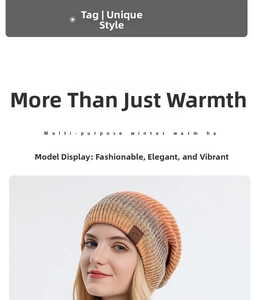 Gros plan d'un bonnet en maille épaisse avec dégradé orange et marron et écusson en cuir
