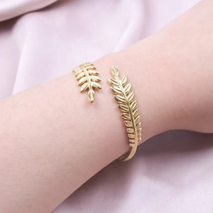 Adjustable C-shaped gold leaf bangle in polished stainless steel for women