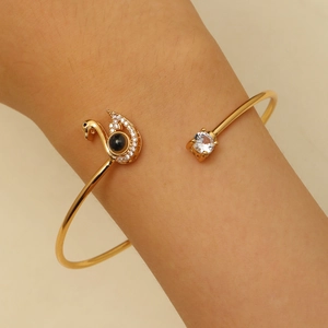 Détail du bracelet cygne avec zircons et pierre de projection je t'aime en 100 langues