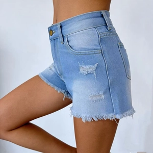 Détail d'un short en jean taille haute bleu clair avec déchirures et ourlets effilochés