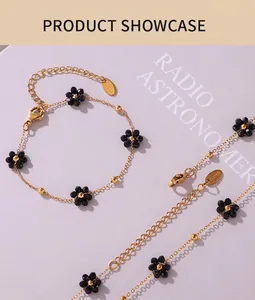 Détail du parure collier et bracelet marguerite en acier inoxydable plaqué or 18k