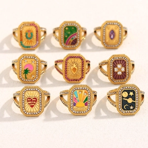 Vue macro de bagues en émail plaqué or 18 carats avec détails en strass et gravures rétro