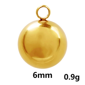 Détail d'un pendentif boule dorée de 6mm en acier inoxydable pesant 0,9g avec infos