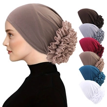 Détail de turbans pour femmes avec fleurs 3D disponibles en plusieurs couleurs unies
