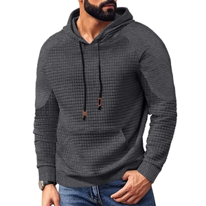 Detailansicht eines grauen Herren-Hoodies mit Waffelstrickmuster und Kängurutasche vorne