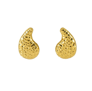 Vue macro de boucles d'oreilles goutte dorées avec une texture en métal martelé unique