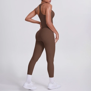 Ensemble de yoga marron foncé brossé avec haut dos nageur et legging taille haute
