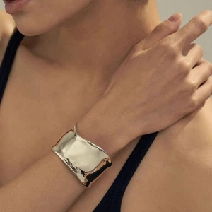 Bracelet large en argent minimaliste avec une finition miroir en métal fluide irrégulier
