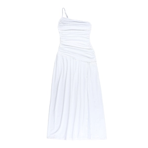 Détail de la robe blanche à une épaule montrant la texture froncée et la fente latérale