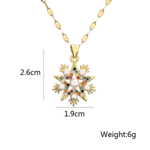 Vue détaillée du pendentif étoile dorée avec perles et pierres colorées, taille 2,6x1,9 cm