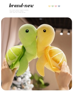 Gros plan des peluches tortues citron et orange montrant texture douce et motifs
