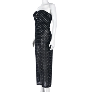 Détail de la texture en maille transparente et pois argentés floqués sur la robe noire