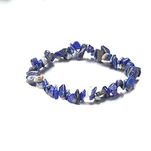 Makroaufnahme von Natur-Lapislazuli-Armband mit unregelmäßigen tiefblauen Perlen
