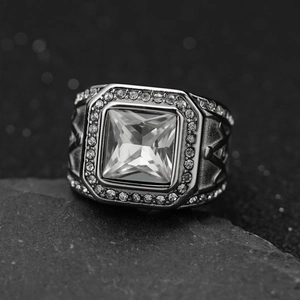 Detalle de circón cuadrado en anillo de sello plateado con detalles de cruz grabados