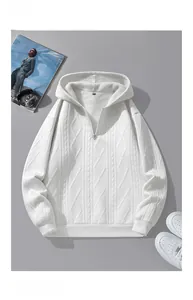 Nahaufnahme von weißem Fleece-Kapuzenpullover mit Zopfmuster und halbem Reißverschluss