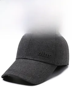 Détail de la casquette d'hiver grise montrant le tissu épais et le lettrage MLMS en relief