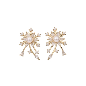 Boucles d'oreilles flocon de neige avec perles, finition dorée et zircons sur fond blanc