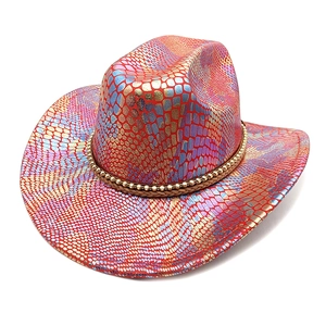 Détail de la texture serpent colorée et des perles sur le chapeau de cowboy à bord large