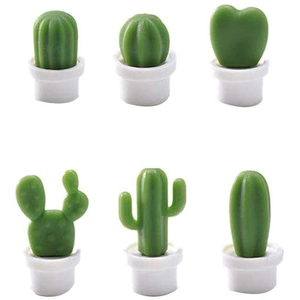 Lot de six mini magnets 3D cactus pour frigo dans des pots blancs sur fond blanc épuré