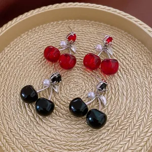 Orecchini a ciliegia con perle e zirconi rossi e neri dallo stile minimalista ed elegante