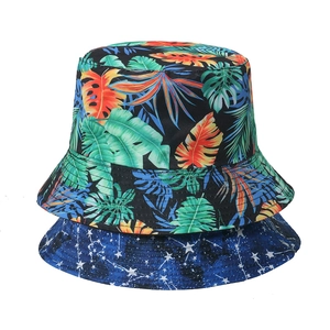 Sombreros de pescador con hojas tropicales y cielo estrellado para protección solar en verano
