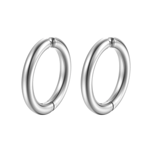 Gros plan sur des boucles d'oreilles clips en acier inoxydable poli sur fond blanc