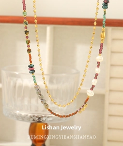 Nahaufnahme der Boho-Perlenkette mit Barockperlen, Türkis und Vintage-Glasperlen