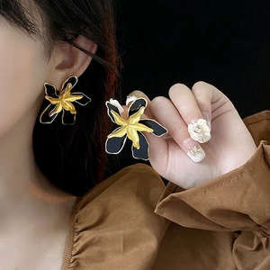 Vintage style double-layered black enamel flower earrings with golden core for women