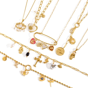 Set di collane boho in acciaio inossidabile 18K dorato con ciondoli a cuore e Hamsa