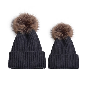 Set berretti in maglia blu scuro genitore-figlio con pompon in ecopelliccia morbida
