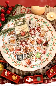 Vue détaillée des autocollants de Noël avec friandises festives et boîte à carreaux